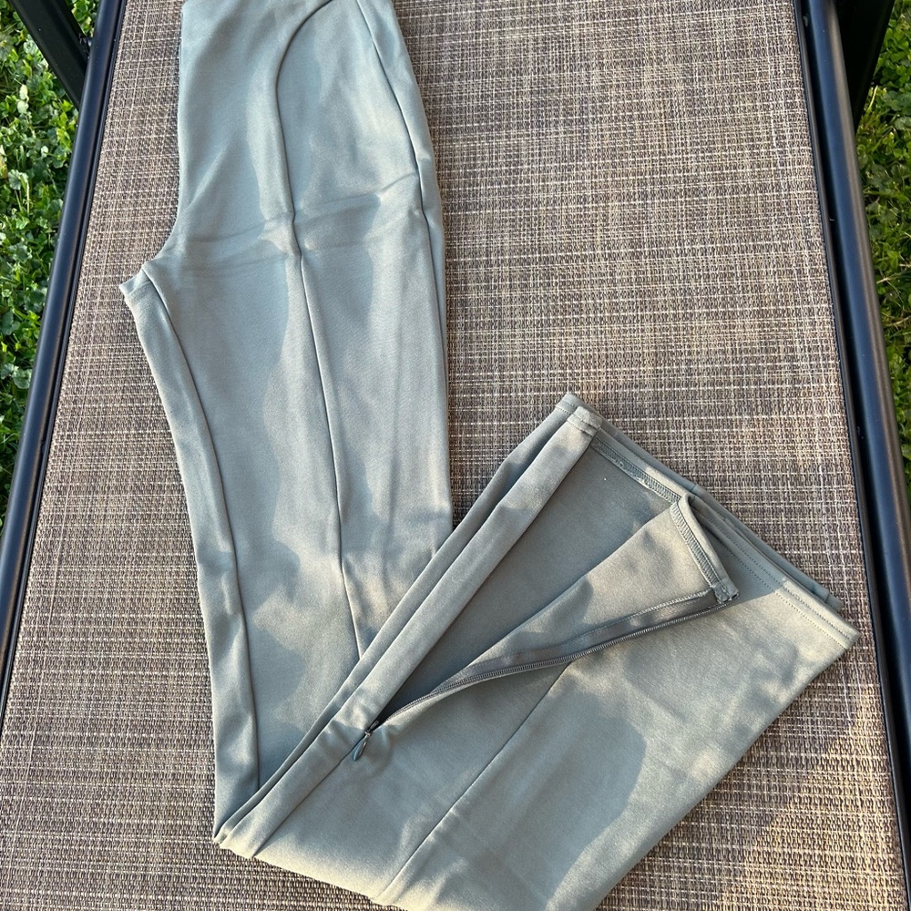 Alo Yoga hi waist 7/8 zip it flare legging - dark cactus - Picture 5 of 10